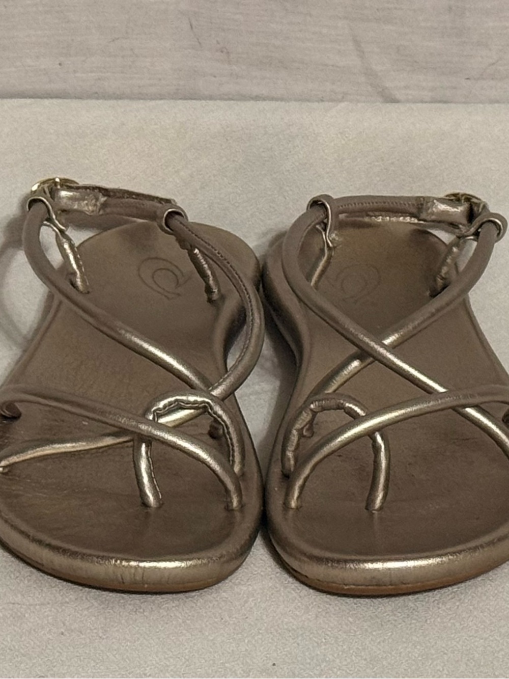 OluKai Women’s 8 Metallic Gold Leather Strappy Sandals